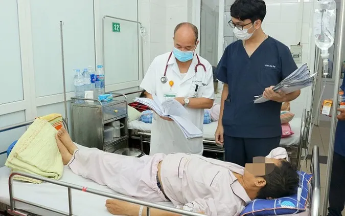 Ăn gỏi cua sống đặc sản, người đàn ông nhiễm sán lá phổi 1