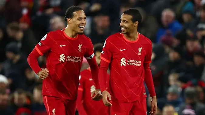 Virgil Van Dijk và Joel Matip không còn giữ được phong độ đỉnh cao - Ảnh: Internet