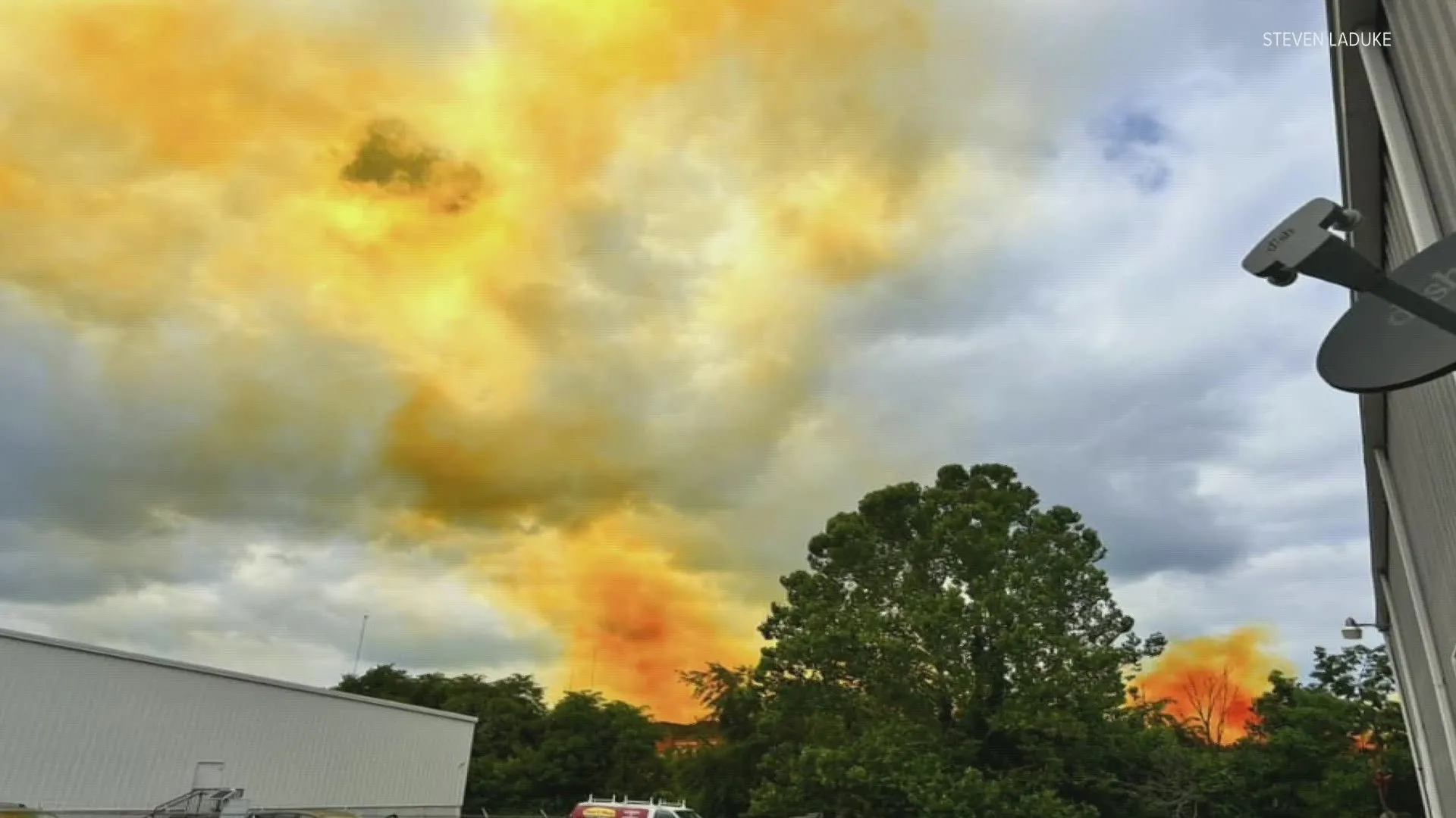 Trung Quốc: Rò rỉ axit từ nhà máy sản xuất đồ dùng trẻ em, khói vàng dày đặc