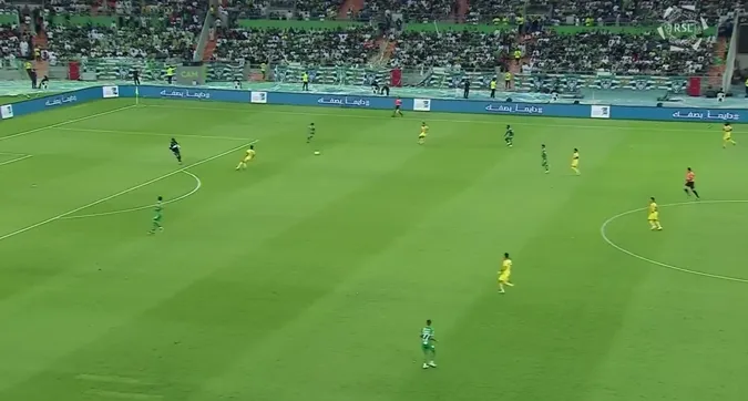 Mendy chuyền bóng vào đúng vị trí của Vinicius bên Al-Hazm. Ảnh: Internet