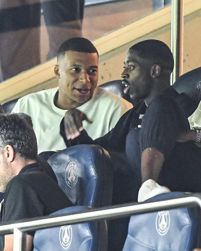 Mbappe cùng Dembele - tân binh mới của PSG - ngồi trên khán đài theo dõi trận đấu của đội bóng Paris