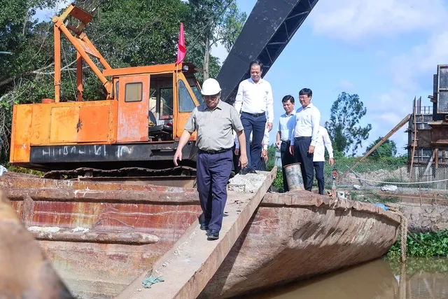 Thủ tướng Phạm Minh Chính khảo sát dự án cao tốc Cao Lãnh - An Hữu và quốc lộ 30 5