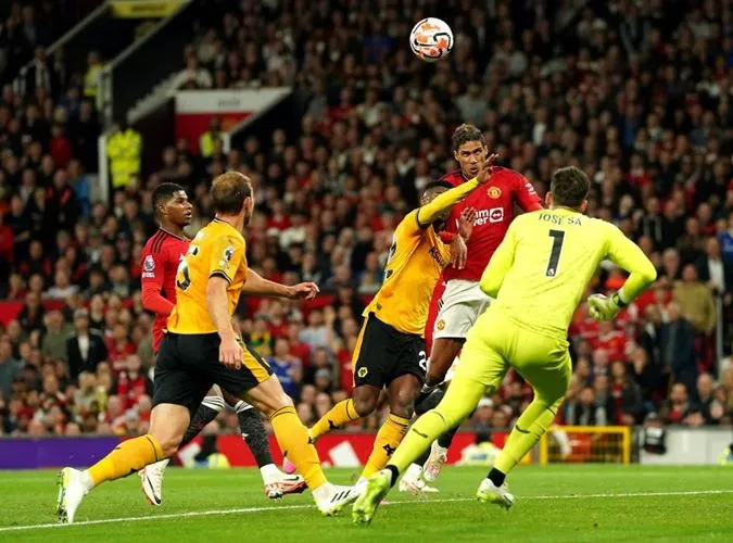 Kết quả MU vs Wolves: Varane sắm vai tiền đạo, 