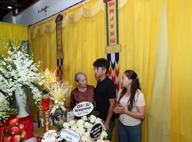 Nghẹn ngào hình ảnh Hồng Duy khóc nấc bên di ảnh của thầy Dương Minh Ninh 1