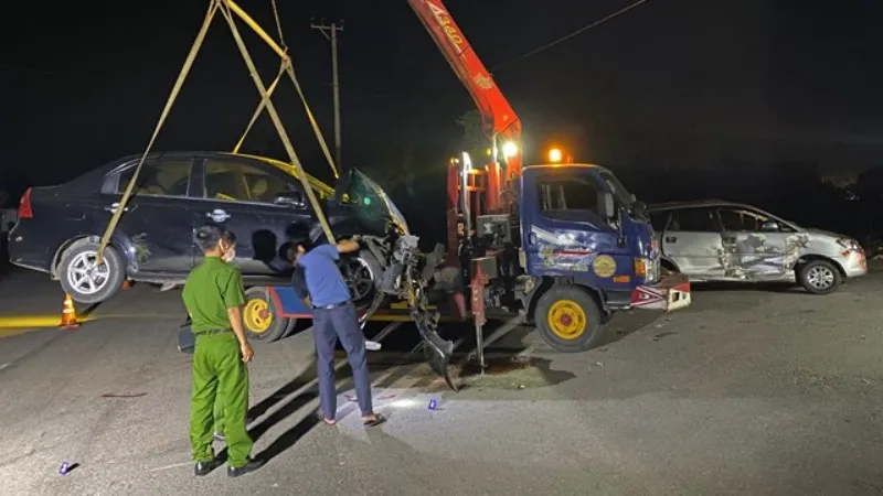 2 xe ôtô đối đầu nhau, 2 người thương vong 1