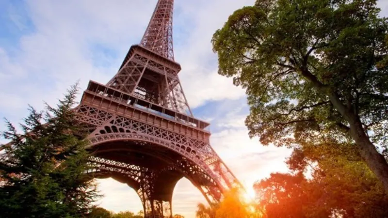 Người đàn ông bất chấp nguy hiểm, nhảy dù từ tháp Eiffel 1