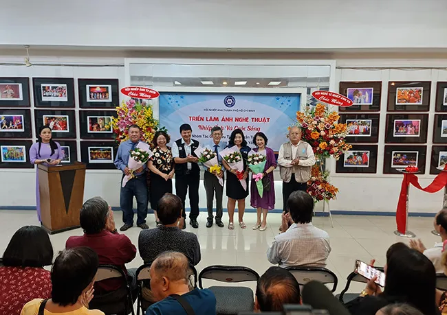 Xem triển lãm ảnh về cuộc sống TPHCM qua các tay máy người Hoa 1