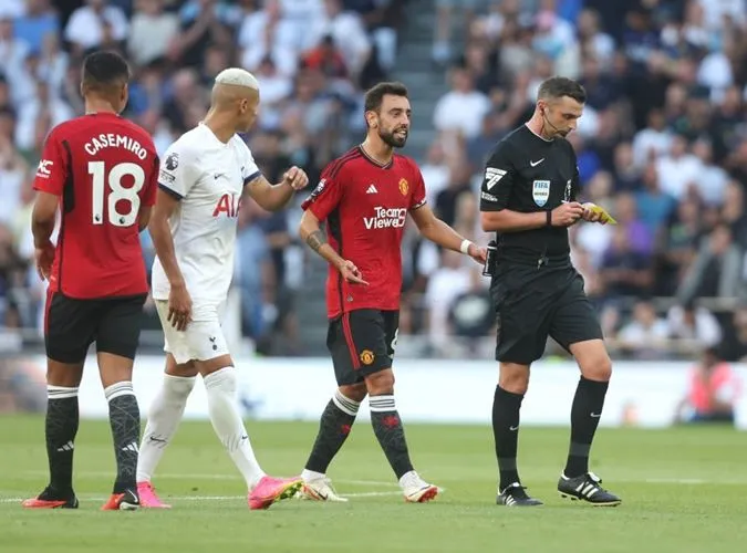 Chuyền hỏng liên tục, quát tháo đồng đội: Có một Bruno Fernandes tệ hại trước Tottenham 1