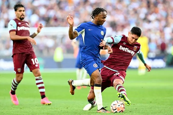 Một mình Sterling không đủ giúp Chelsea có điểm trước West Ham - Ảnh: Internet