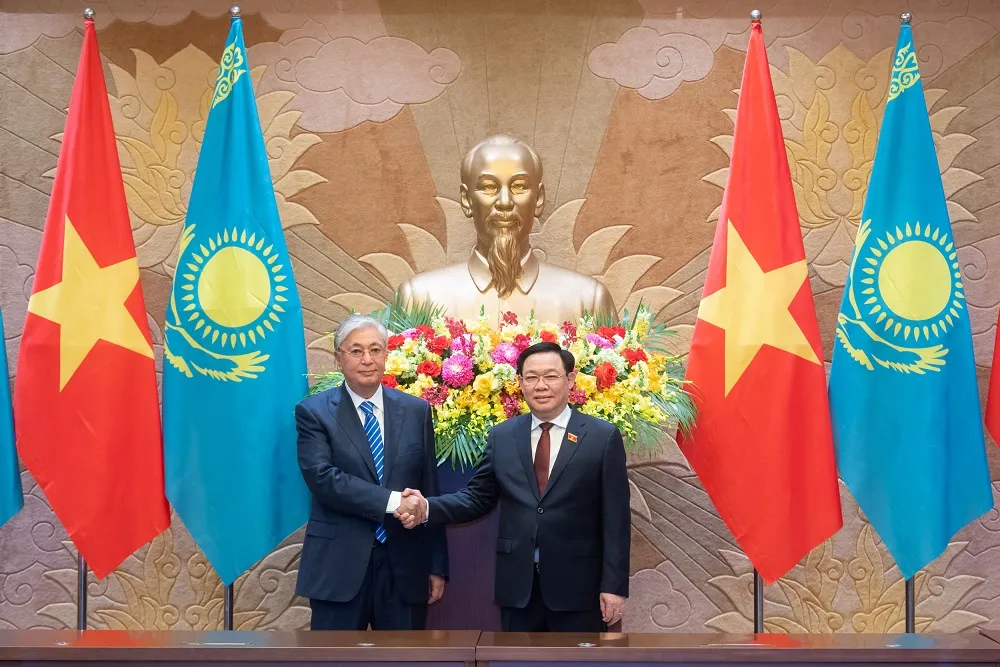 Chủ tịch Quốc hội Vương Đình Huệ đón Tổng thống Kazakhstan Kassym-Jomart Tokayev