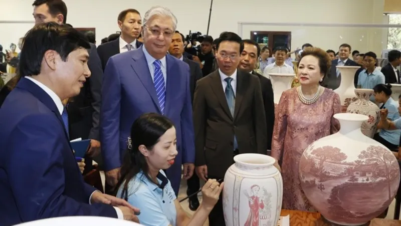 Chủ tịch nước Võ Văn Thưởng và Tổng thống Kazakhstan Kassym-Jomart Tokayev xem nghệ nhân hoàn thiện Chu Đậu. Ảnh: TTXVN