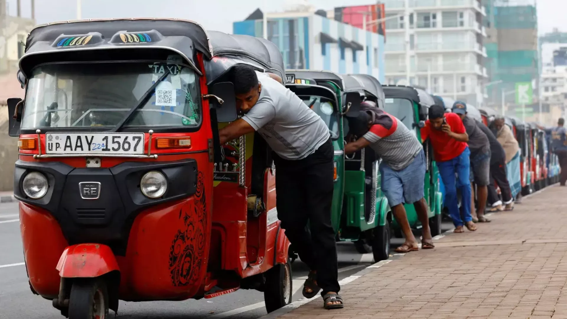 Đoàn xe xếp hàng chờ đổ xăng ở Thủ đô Colombo - Ảnh: UNDP_42