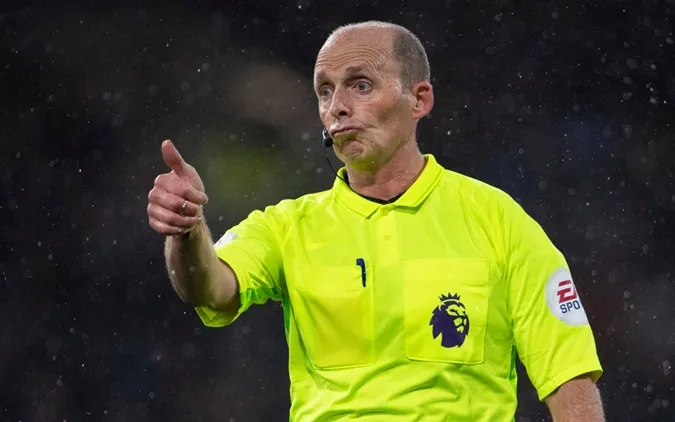 Trọng tài Mike Dean thừa nhận đã 