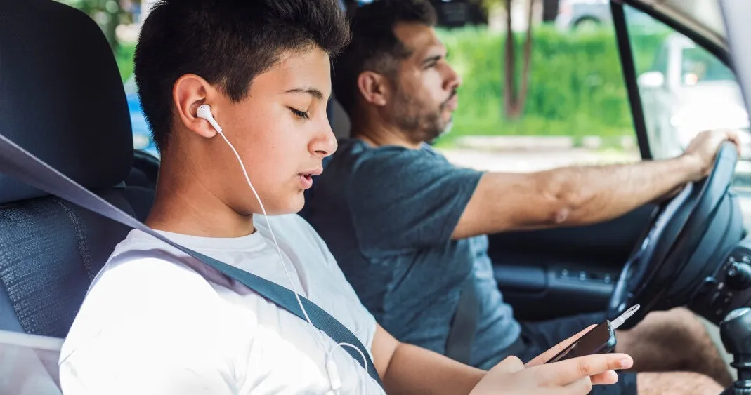 ngồi ghế trước ô tô