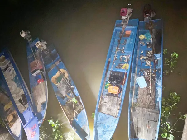 Bắt quả tang nhóm người dùng điện đánh bắt thủy sản