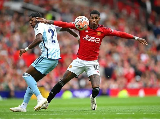 Rashford cay cú trọng tài, điên tiết trút giận lên cậu bé nhặt bóng 2