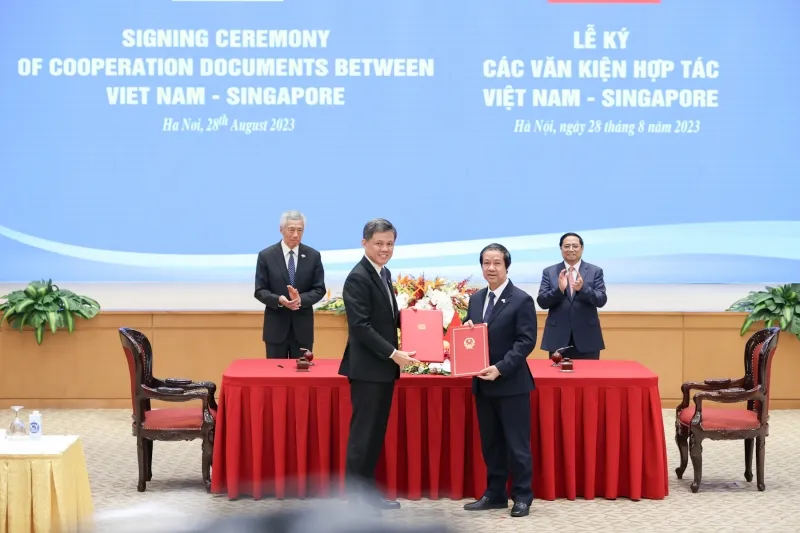 Bộ trưởng Bộ Giáo dục và Đào tạo Nguyễn Kim Sơn và Bộ trưởng Bộ Giáo dục Singapore Chan Chun Sing ký Bản ghi nhớ hợp tác trong lĩnh vực giáo dục giữa hai Bộ - Ảnh: VGP/Nhật Bắc