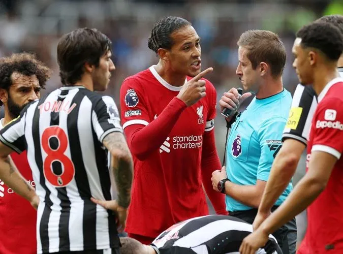 Chấm điểm Newcastle 1-2 Liverpool: Tội đồ Van Dijk | Nunez cứu rỗi The Kop 1