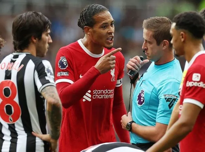 Liverpool nguy to: Van Dijk sắp bị cấm 4 trận vì 
