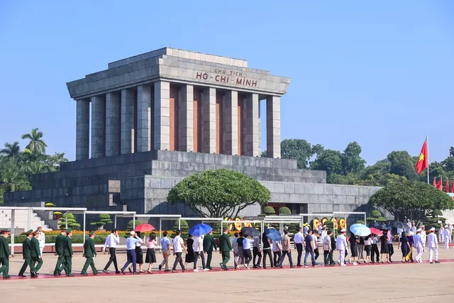 Đông đảo người dân và các lực lượng vũ trang vào Lăng viếng Chủ tịch Hồ Chí Minh - Ảnh: VGP