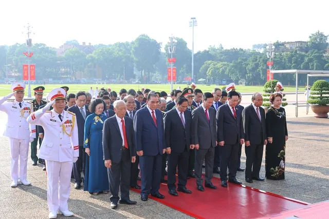 Các đồng chí lãnh đạo, nguyên lãnh đạo Đảng, Nhà nước, Ủy ban Trung ương MTTQ Việt Nam đặt vòng hoa và vào Lăng viếng Chủ tịch Hồ Chí Minh - Ảnh: VGP