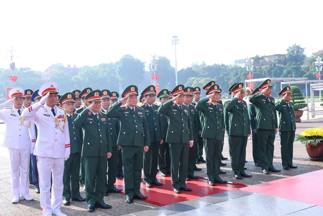 Đoàn đại biểu Bộ Công an đặt vòng hoa và vào Lăng viếng Chủ tịch Hồ Chí Minh - Ảnh: VGP