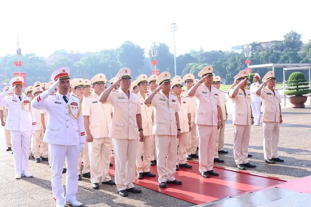 Đoàn đại biểu Bộ Công an đặt vòng hoa và vào Lăng viếng Chủ tịch Hồ Chí Minh - Ảnh: VGP