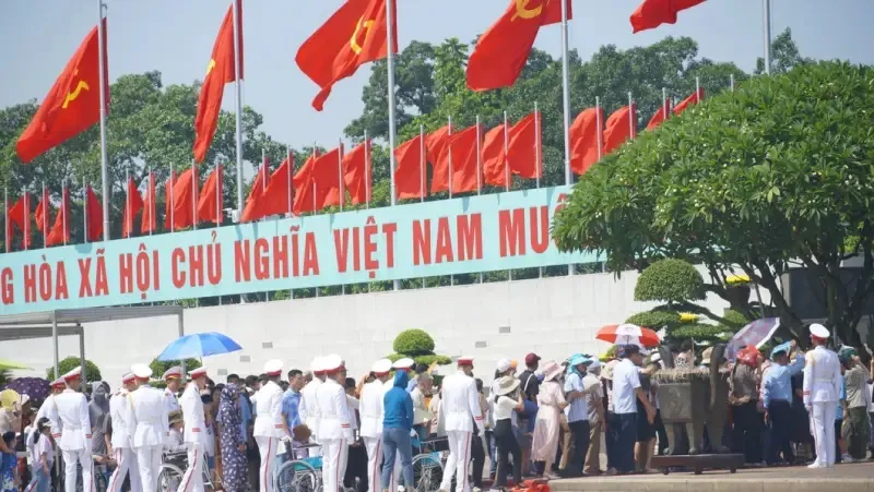 Hàng ngàn người dân vào lăng viếng Bác ngày Quốc khánh 2/9 3
