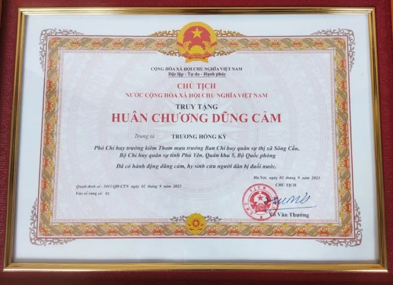 Chủ tịch nước truy tặng Huân chương Dũng cảm cho Trung tá Trương Hồng Kỳ 1