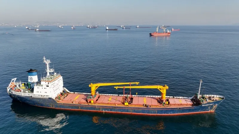 Tàu chở hàng chờ đi qua eo biển Bosphorus ở Istanbul - Ảnh minh hoạ: Reuters