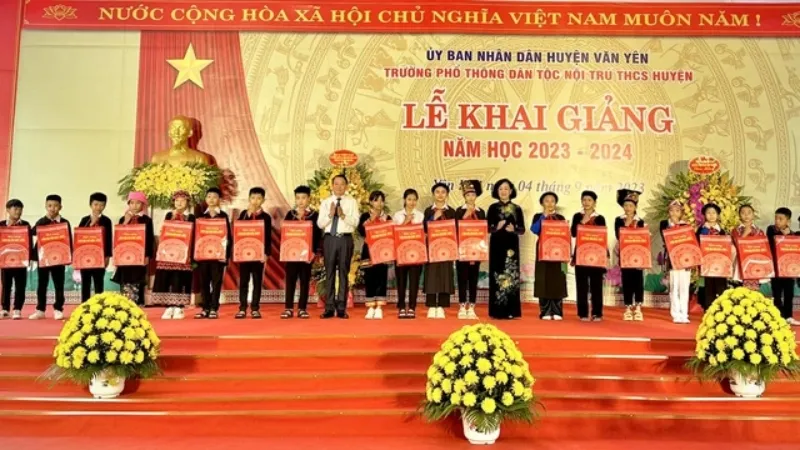 Thường trực Ban Bí thư dự khai giảng năm học mới tại Yên Bái 2