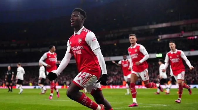 Eddie Nketiah ghi bàn phút 90 giúp Arsenal đánh bại MU - Ảnh: Internet