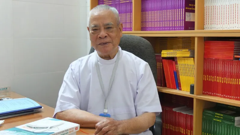 Giáo sư Văn Tần đang nghiên cứu và viết sách trong phòng làm việc tại Bệnh viện Bình Dân TPHCM. 