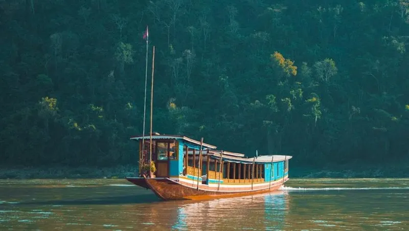 Lào: Thuyền chở 10 hành khách bị lật trên sông Mekong 1