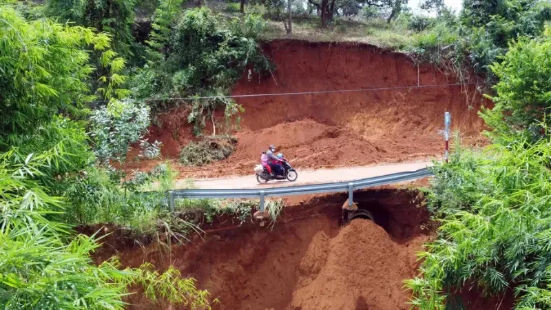 Đảm bảo an toàn giao thông đoạn bị sạt lở nghiêm trọng trên tuyến ĐT 755B 1