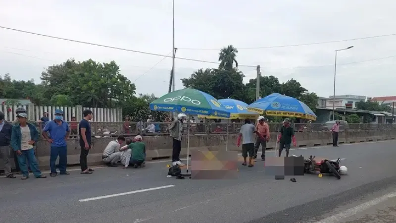 Tai nạn giao thông ngày 6/9: Chở con đi học, 2 cha con bị container tông tử vong 1