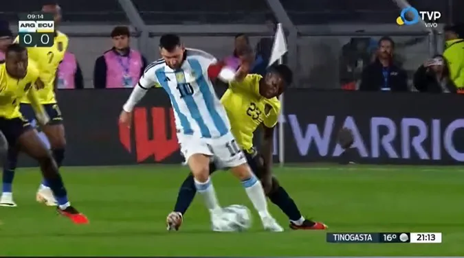 Caicedo tranh chấp với Messi. Ảnh: Internet