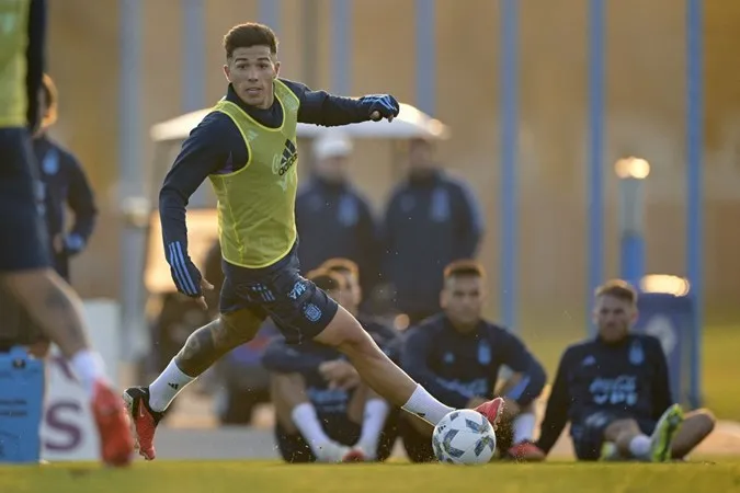 Enzo tích cực tập luyện cùng đội tuyển Argentina. Ảnh: Getty