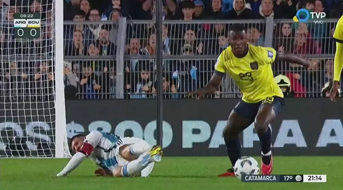 Cầu thủ người Ecuador khiến Messi ngã sõng soài trên sân. Ảnh: Internet