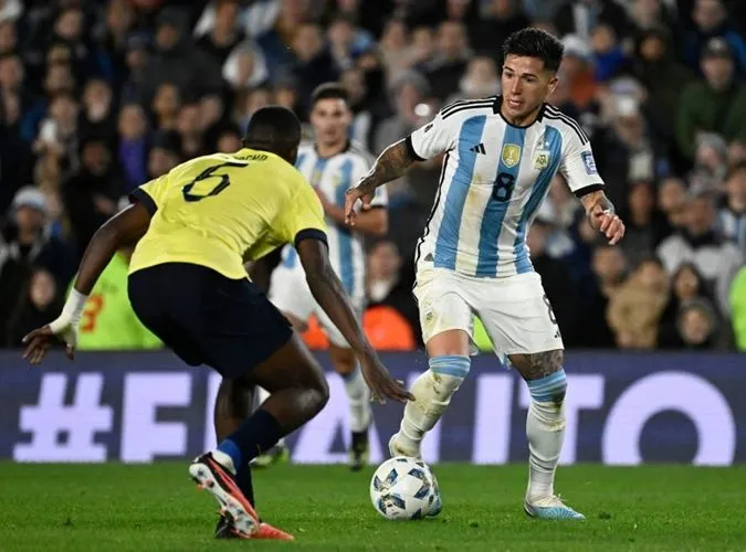 VIDEO: Enzo Fernandez xử lý cực dị khiến CĐV Argentina trố mắt 1