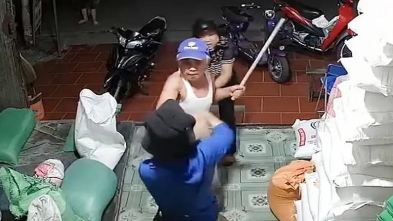 Người phụ nữ nhập viện nghi bị cha chồng đánh 1