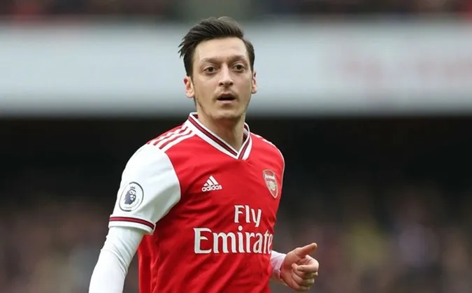 Mesut Ozil bị Mikel Arteta thẳng tay loại khỏi CLB - Ảnh: Internet