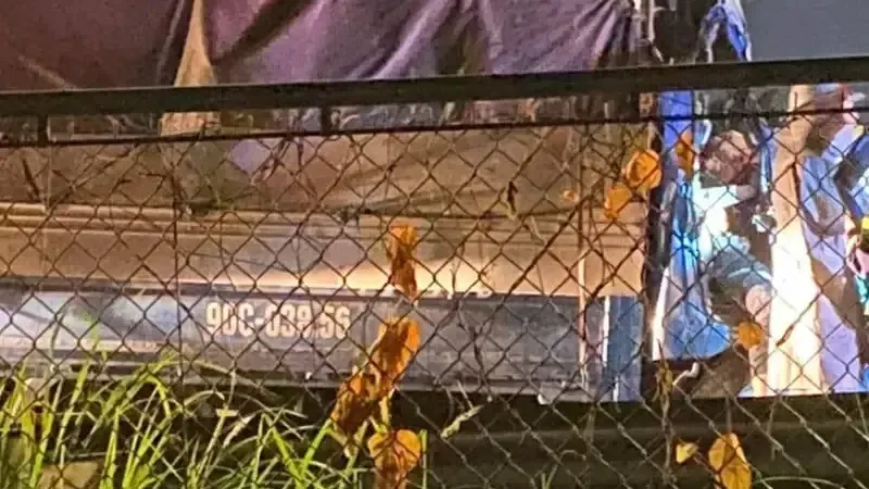 Xe tải húc đuôi container, 2 mẹ con tử vong 1