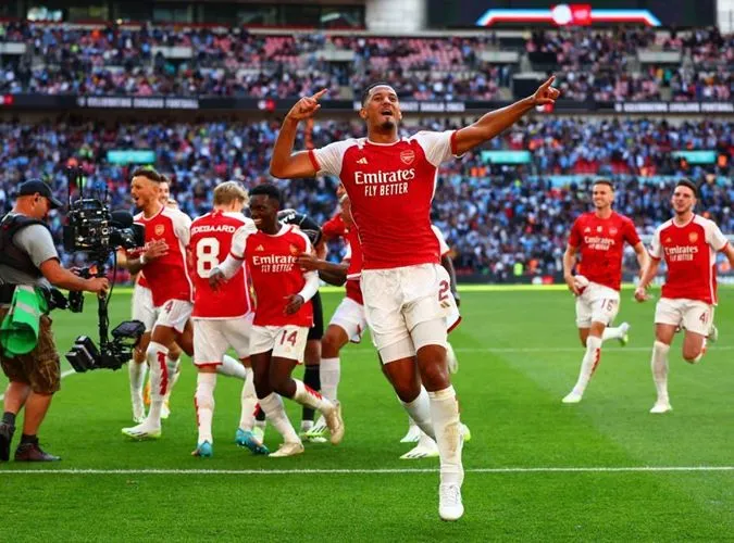 Saliba xúc động thừa nhận một điều sau 2 năm gắn bó với Arsenal 1