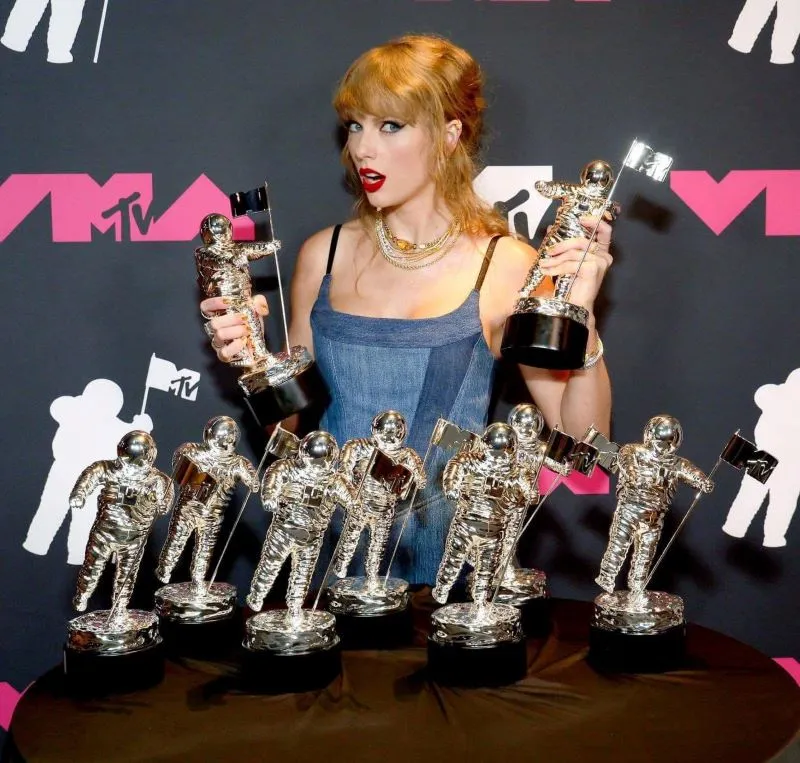 Taylor Swift thắng lớn tại MTV VMAS, dàn thần tượng K-pop không kém cạnh 3