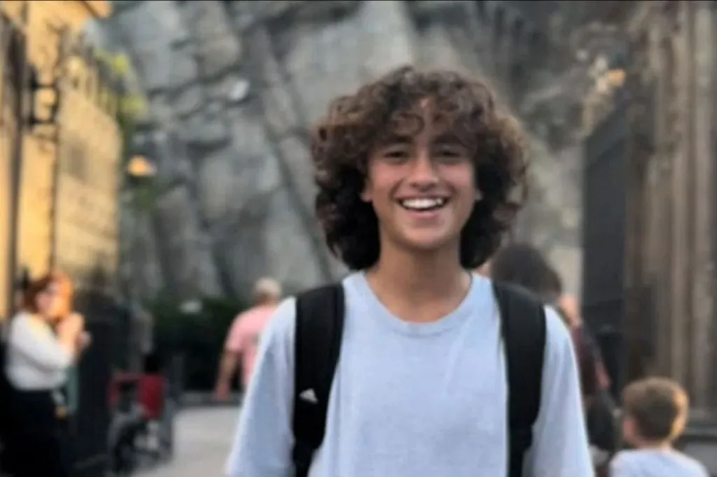 Cậu bé Mathias Uribe 