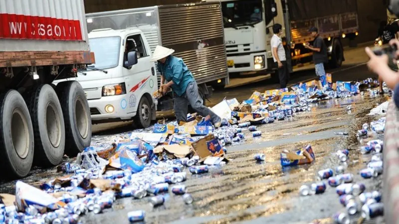 Người dân và CSGT giúp tài xế nhặt hàng ngàn lon bia rơi xuống đường 1