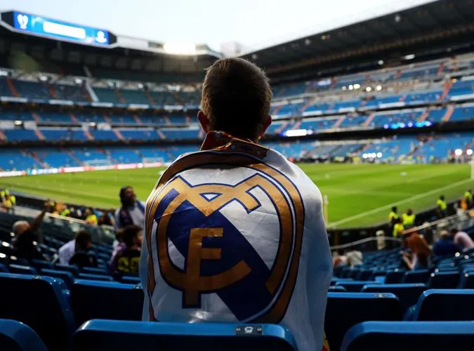 SỐC! 3 cầu thủ Real Madrid giở trò đồi bại, bị cảnh sát bắt giữ 1