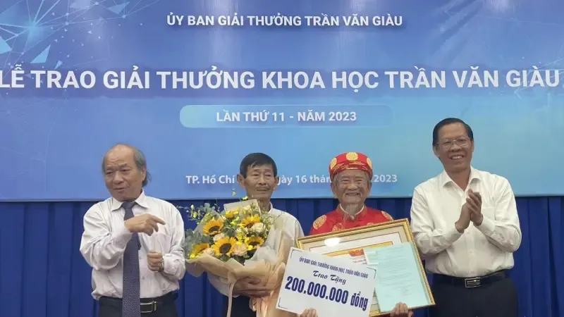 Nhà nghiên cứu 103 tuổi Nguyễn Đình Tư nhận Giải thưởng khoa học Trần Văn Giàu 1