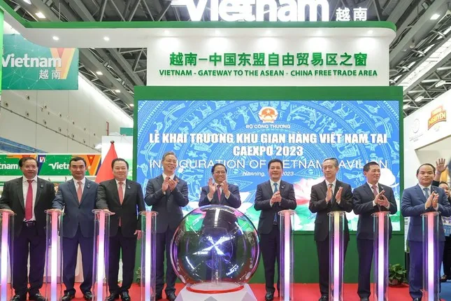 Thủ tướng Phạm Minh Chính dự lễ khai trương gian hàng Việt Nam tại Hội chợ